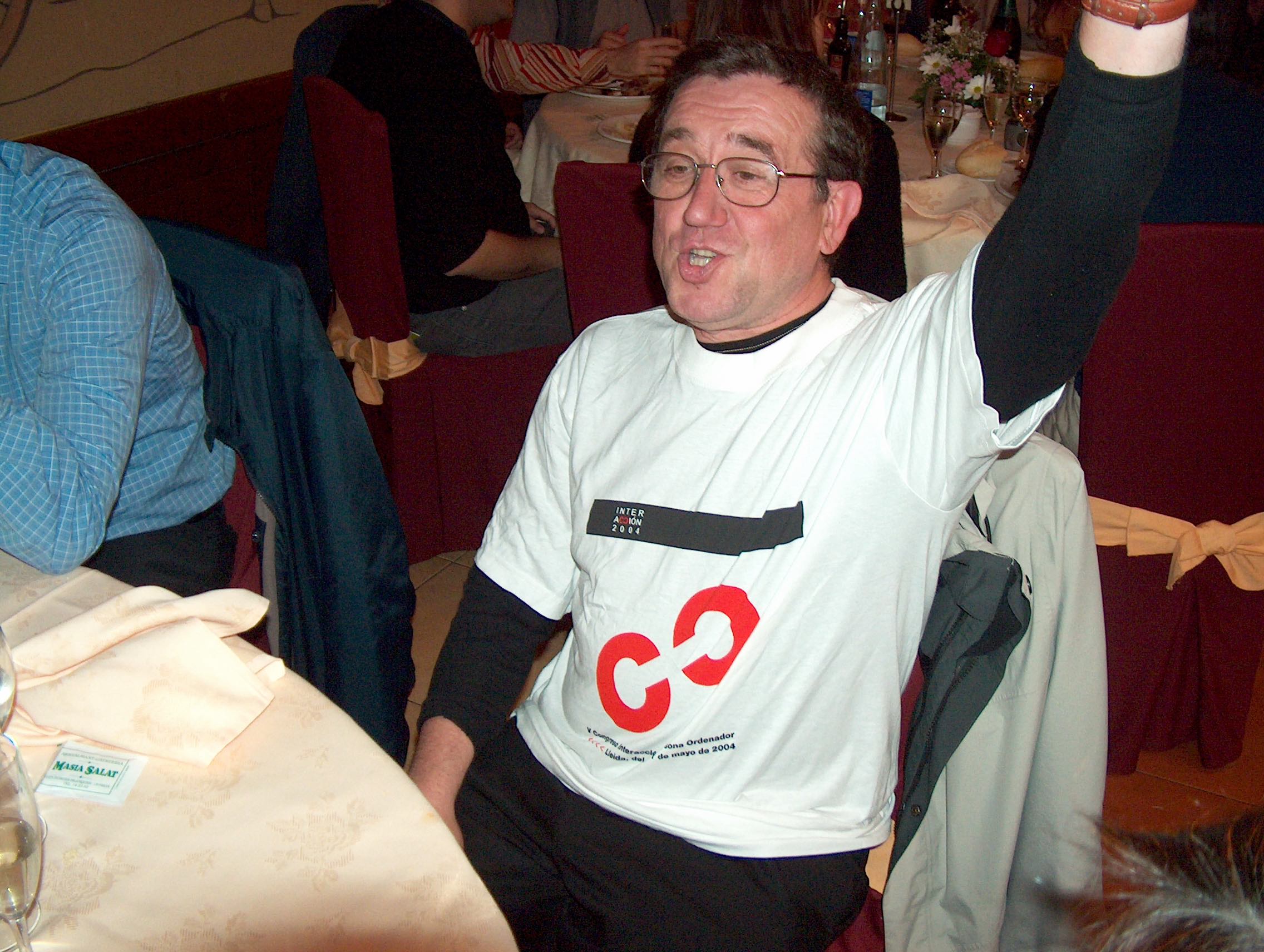 Jesús Lorés en la cena de gala del congreso Interacción 2004, llevando la camiseta del congreso.